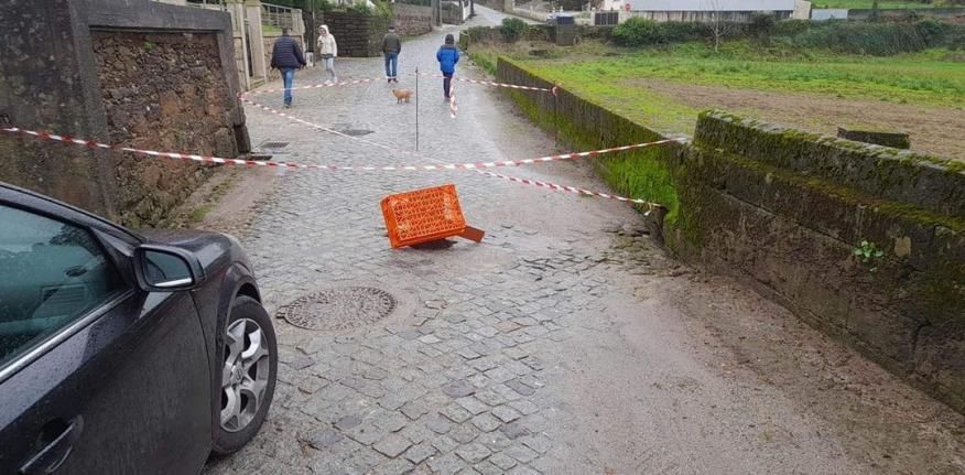 Trânsito cortado na Rua Fontanário Canto