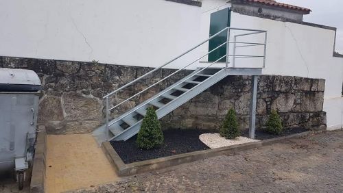 Requalificação lateral exterior do cemitério - escadas