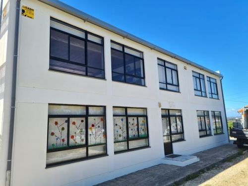 Finalização dos trabalhos de requalificação da Escola de Ferreiros (remoção de amianto e pintura do exterior)