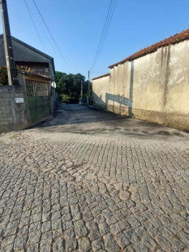 Alargamento com muros de suporte e pavimentação da Rua de Salgueirós